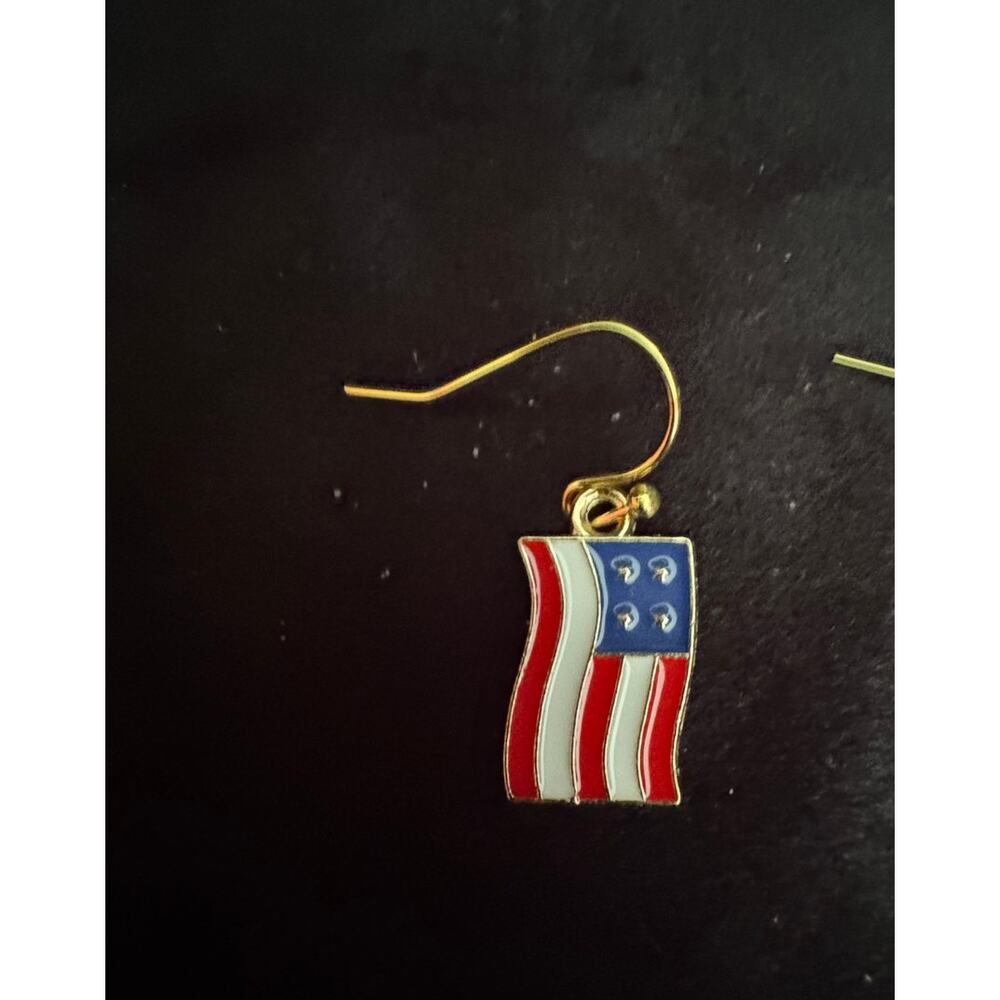Americana USA Flag Dangle Earrings Patriotic Red White Blue 1/2 Inch E252 - Picture 3 of 4